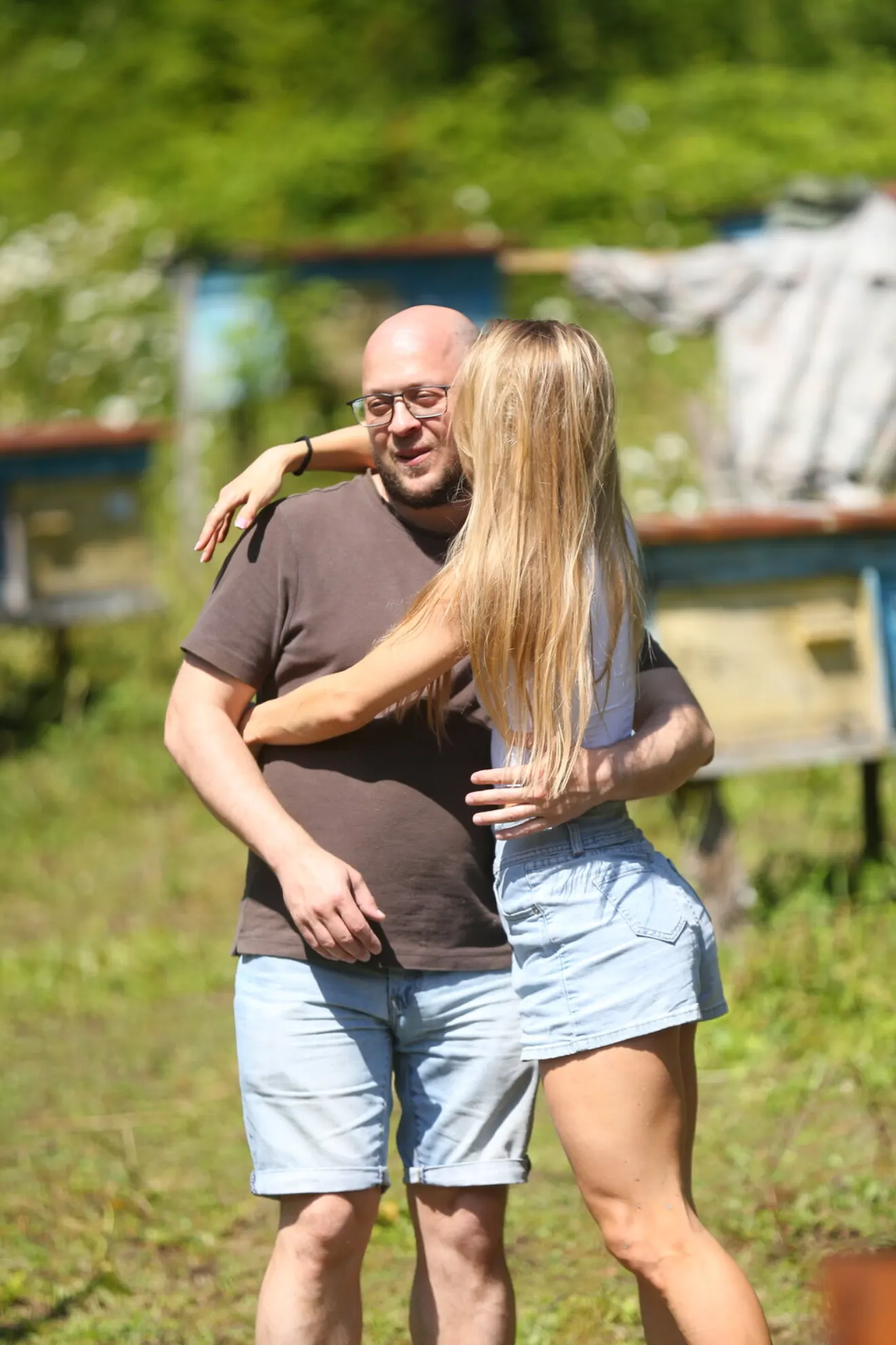 Пара туристов в летней повседневной одежде на фоне леса