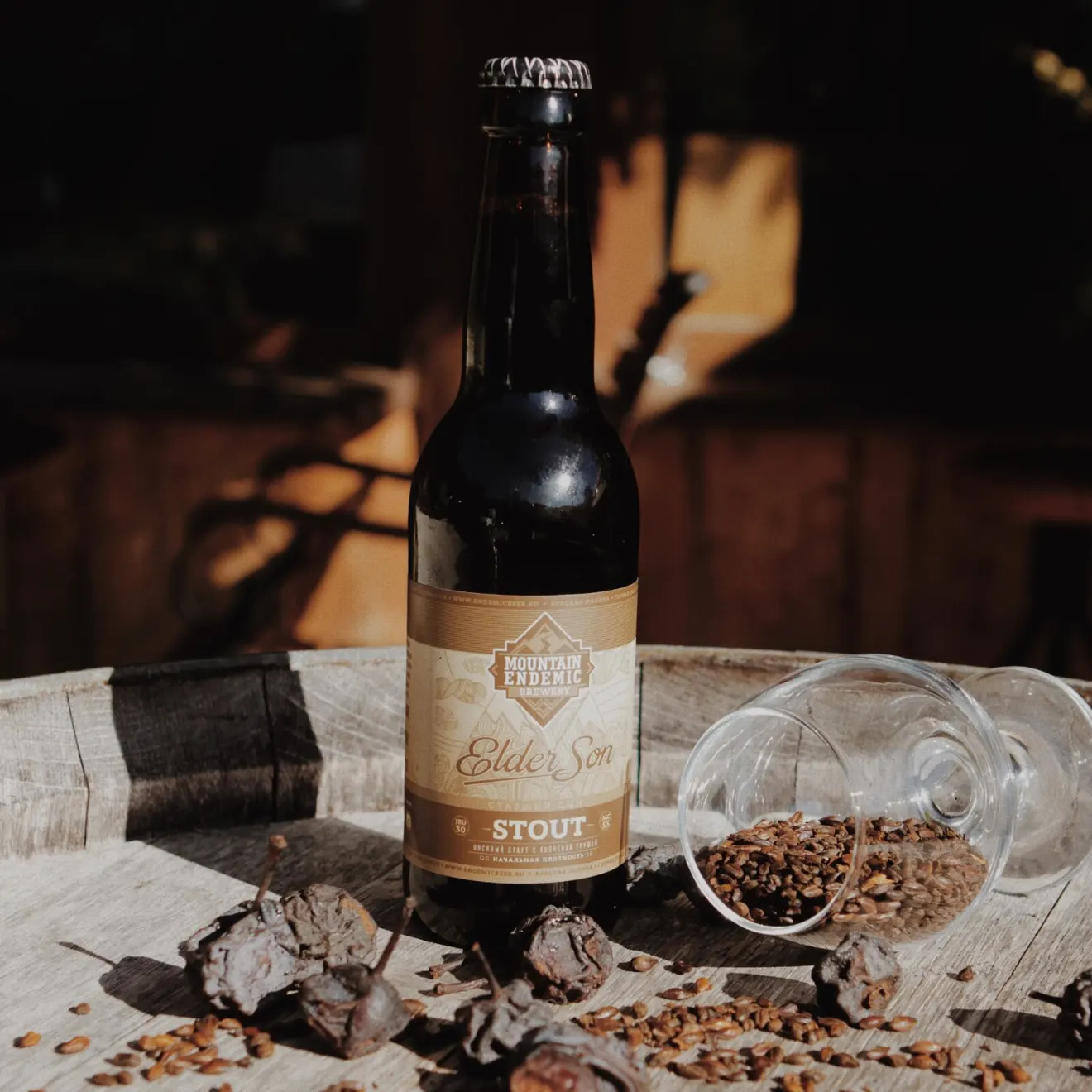 Бутылка стаута пивоварни Mountain Endemic Brewery крупным планом